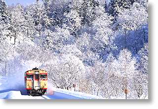 雪の中を走る汽車